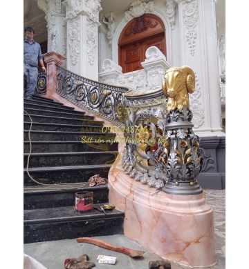 Cầu thang sắt nghệ thuật cổ điển tại Huế